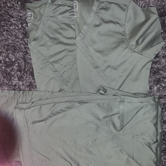 Women’s scrubs: sz xs, small & med - Picture 6 of 9